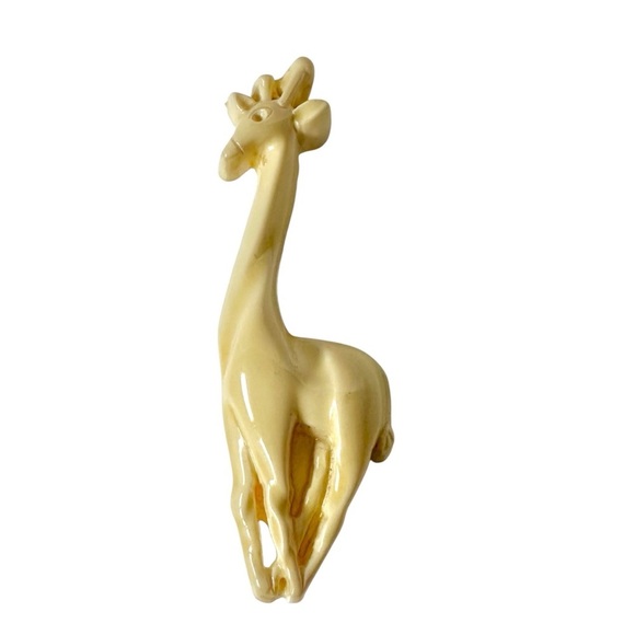 Vintage 80's Giraffe Brooch Acrylic Cream Off White - 2.5 inches - Picture 1 of 7